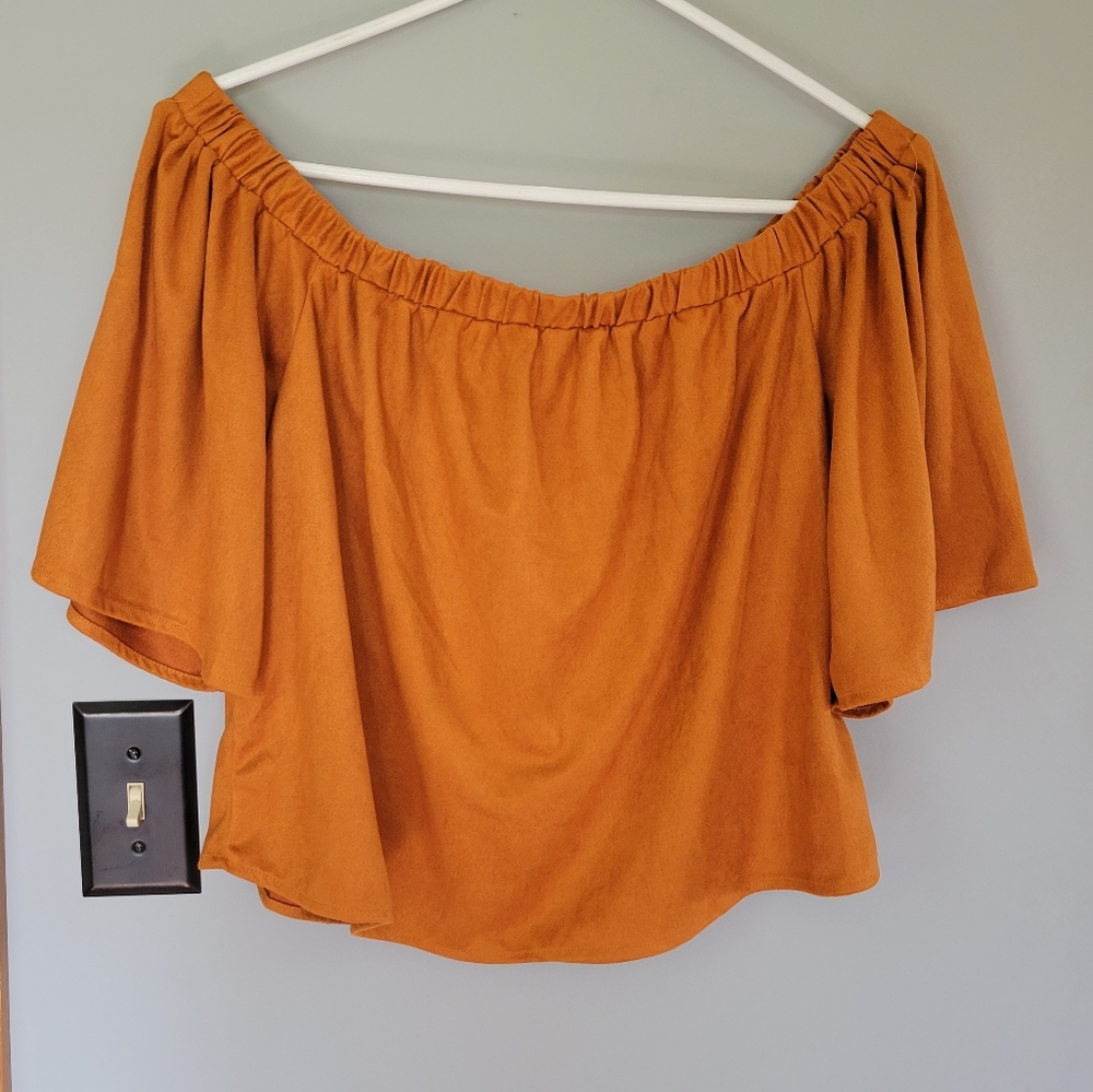 Essue Off Shoulder Top 🤍